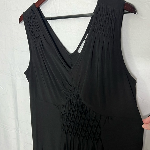 Chic Black Maxi Dress with Flowing Silhouette - Picture 8 of 11